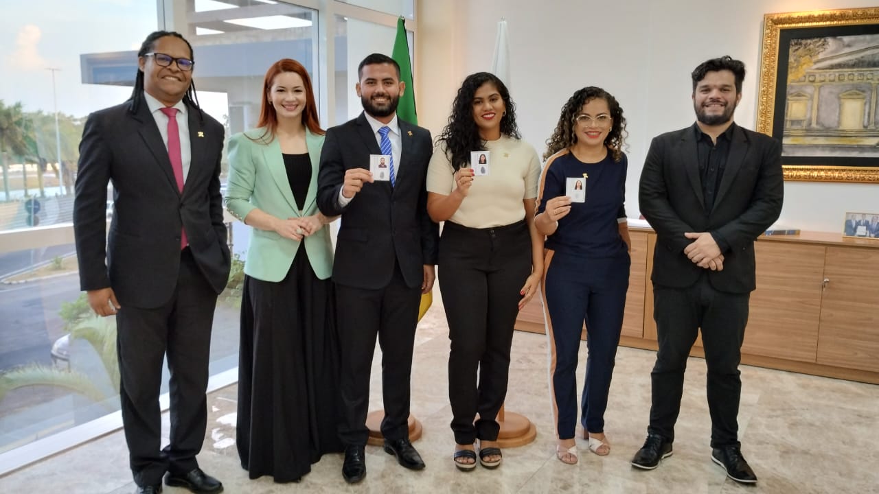OAB-AP realiza a entrega de três carteiras provisórias para novas advogadas e advogado